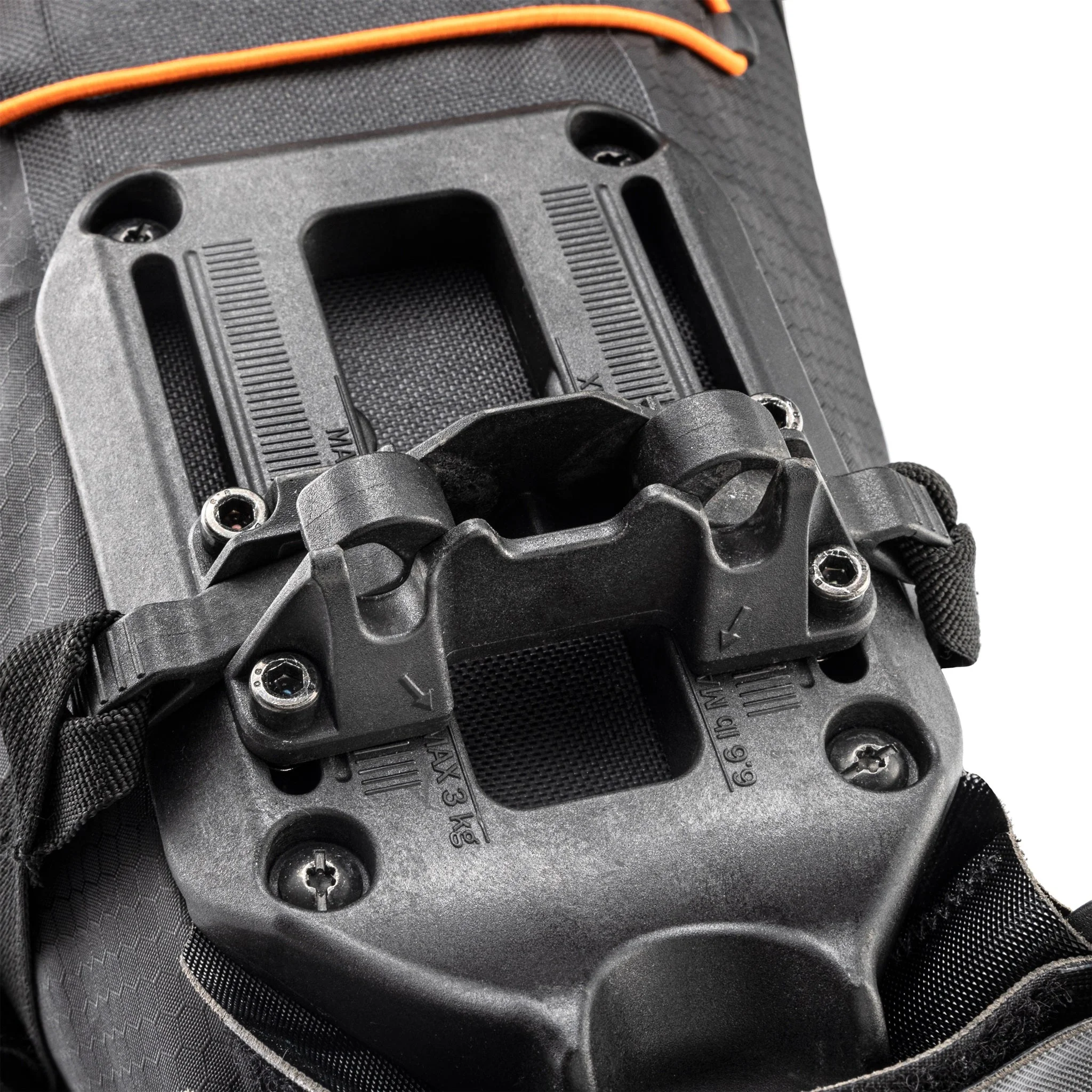 Fietser bevestigt ORTLIEB Seat-Pack QR in dark-sand aan zadel in bos